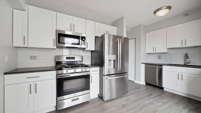 Photo - 549 N State St