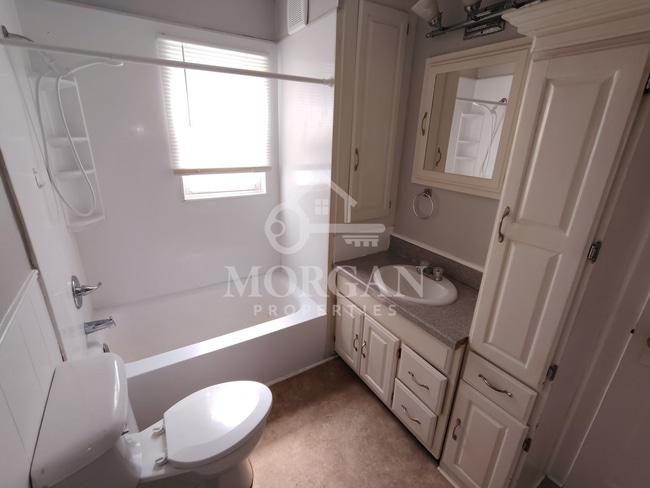 Photo - 220 W 38th St