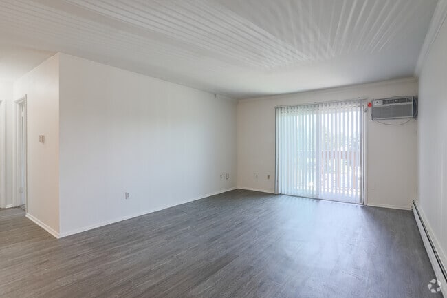 1BR, 1BA - 701SF - Living Room