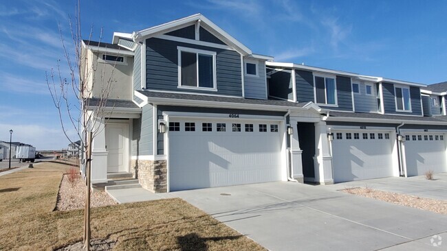 Building Photo - Like New 3 Bd 2.5 Bath Townhome