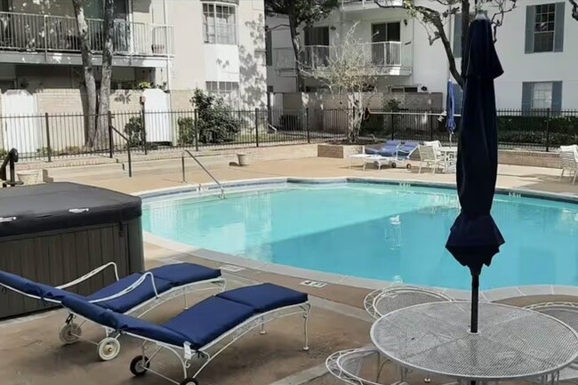 Photo - 2600 Bellefontaine Unit A10