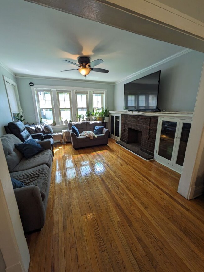 Building Photo - 3824 N Sawyer Ave Unit 1 Rental