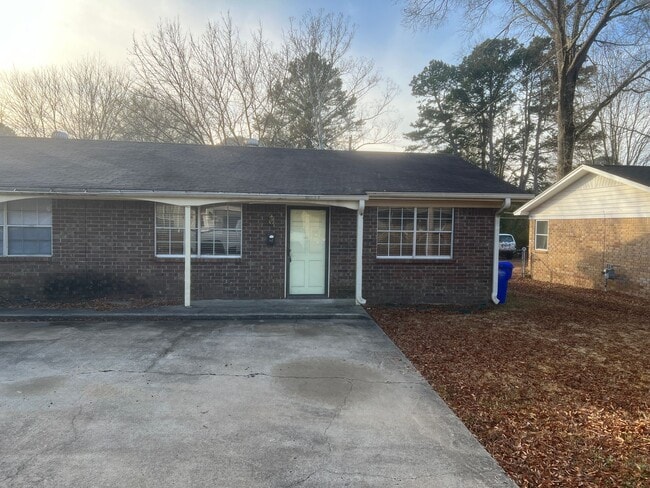 Building Photo - 3 Bed 1 Bath Duplex