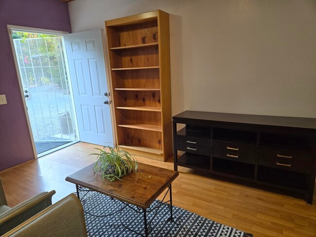 1043 Alamosa Dr Unidad 1 Bedroom Apartment