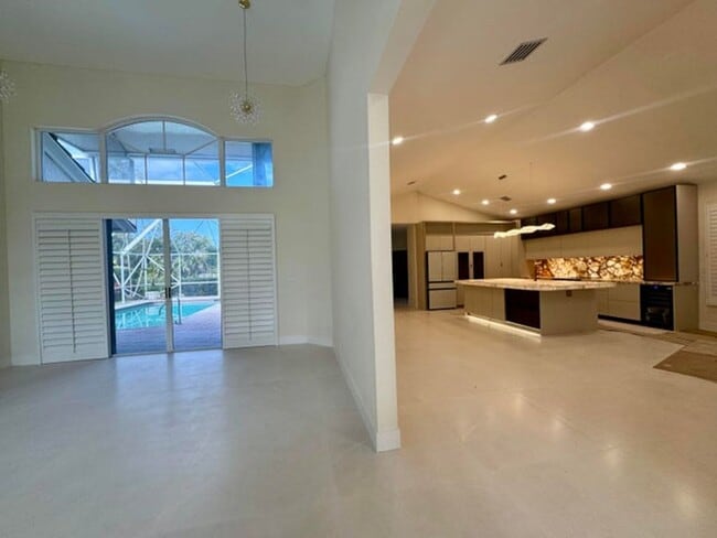 7686 La Corniche Cir