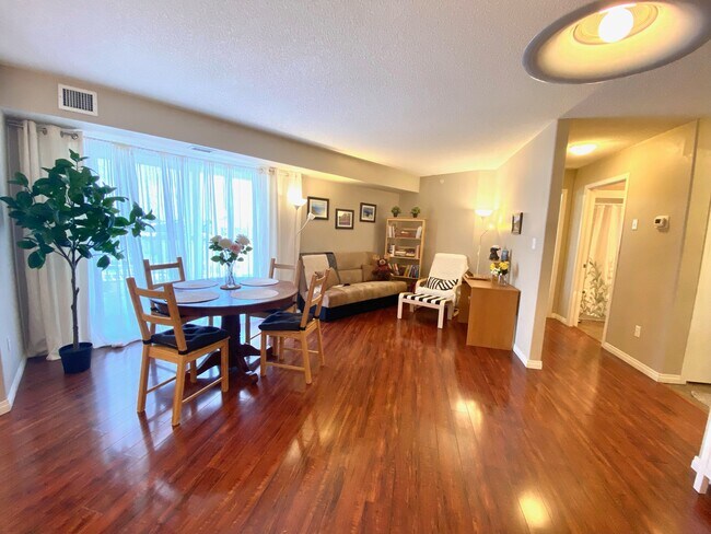 Photo - 8117 114 Av NW