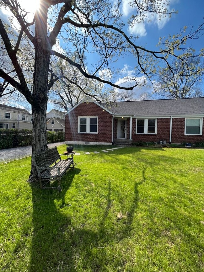 Building Photo - Renovated 2 Bedroom/ 1 Bath Duplex minutes to 12th South, Lipscomb, Belmont and Vandy with 2 Car ...