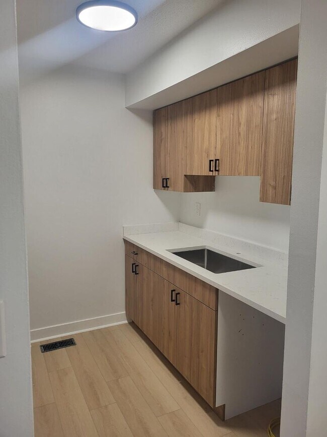 Building Photo - *Newly Renovated* Premium Style 2-Bedroom Apartment Home Unit 8