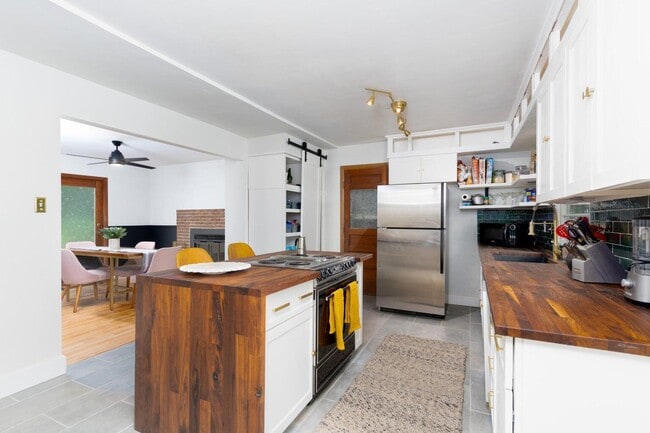 Photo - 376 Crown Point