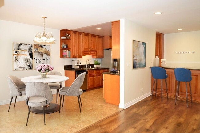 Building Photo - 5950 Canterbury Dr Unit C212