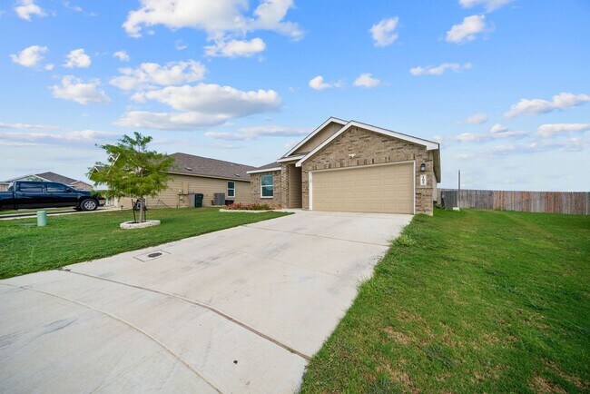 Photo - Charming Home Awaits: Spacious & Modern Li...