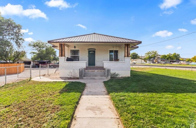 Front of Home - 175 N Main St Casa