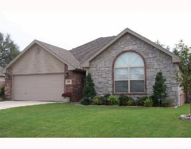 Building Photo - 3 bedroom 2 bath home