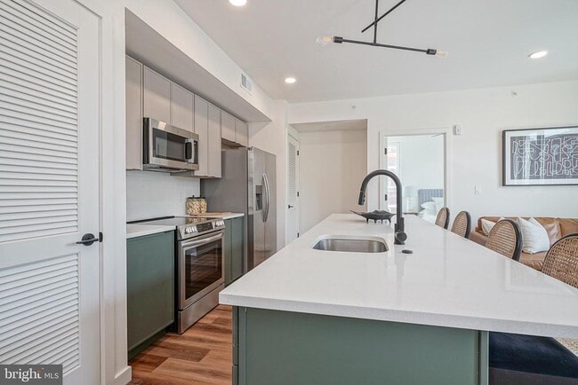 Building Photo - 1301 Bainbridge St Unit 402