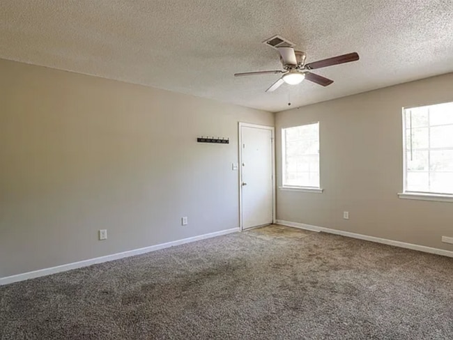 Photo - 2116 Greenoaks Rd