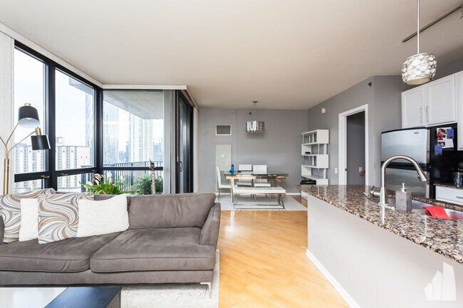 Building Photo - 210 S Desplaines St Rental