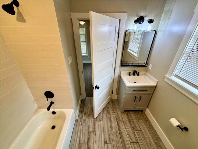 Photo - 410 McPhail St