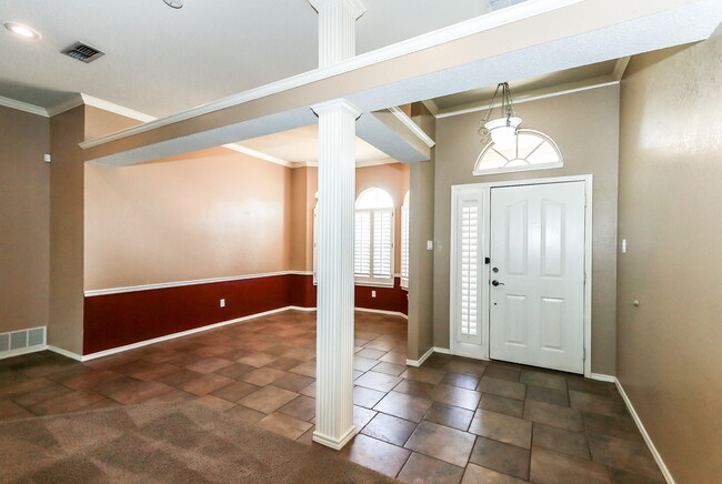 Photo - 308 Longhorn St