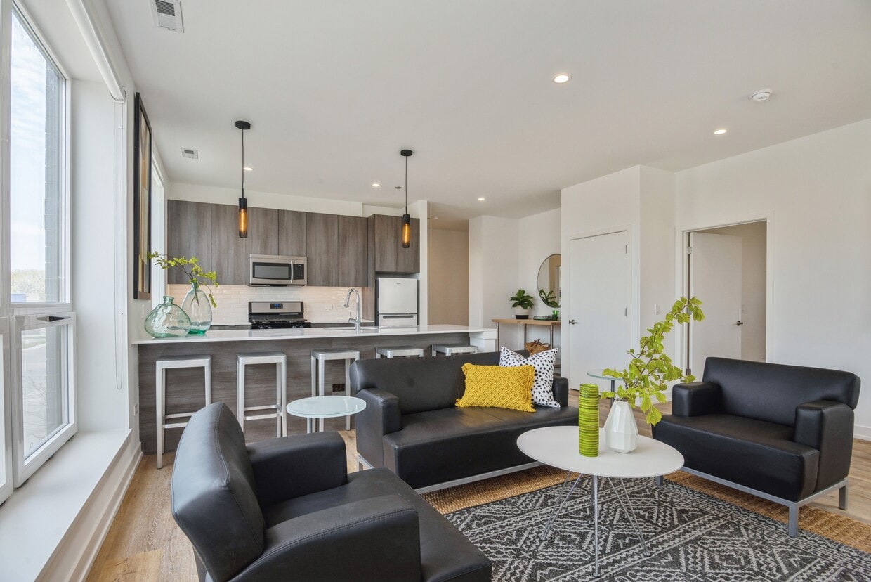 Photo - 2806 W Henderson St (Chicago, IL)