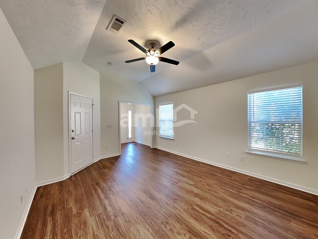 Photo - 504 Commendable Ln