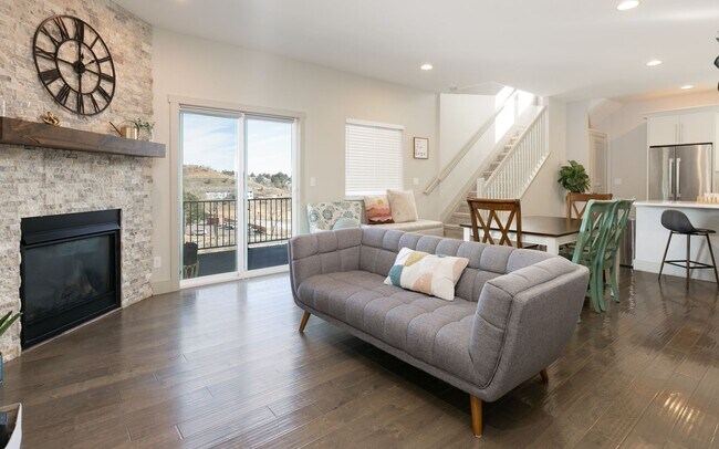 Photo - MODERN 3 BED/2.5 BATH HOME WITH SCENIC VIEWS