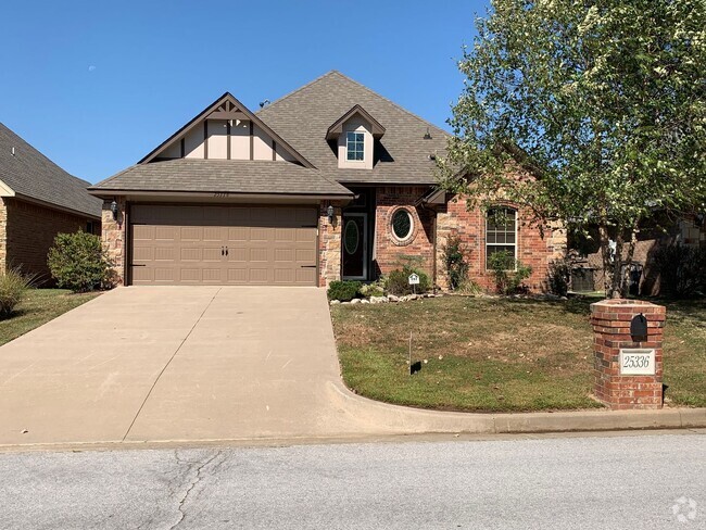 Building Photo - This beautiful patio home offers a fantast...