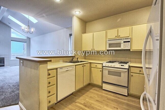 Photo - 2 Bed, 2.5 Bath Townhome Near Willamette Park