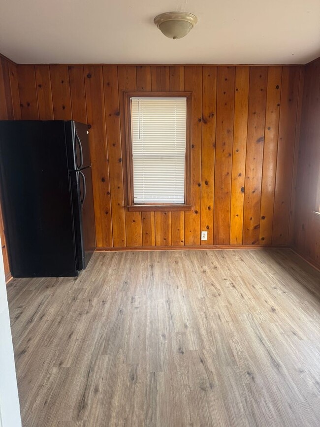 Photo - HUD ACCEPTED!! 3bedrooms 1bathroom  walking distance to 6th street shopping and restaurants