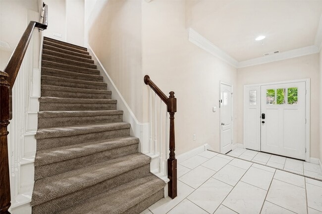 Photo - 572 Waterloo Dr