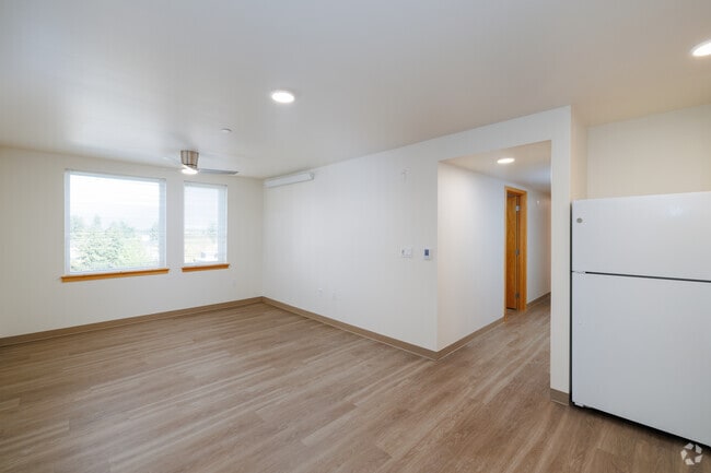 3BR, 1.5BA - 1009SF - Living Room