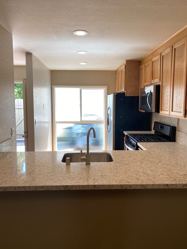 Building Photo - $4900-  Mountain View Townhouse-2 bedroom 2.5 bath.