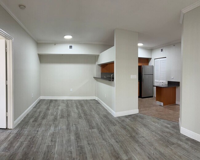 Photo - TOUR TODAY. APPLY TODAY. SAVE MORE Unidad 10128-B2 - Bostonian