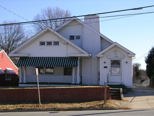 Building Photo - 2 BR across from Johnson Street School Rental