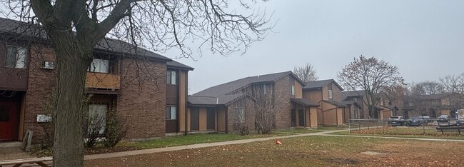 Building Photo - West Allis-3BD Townhouse Unit 1450 #03