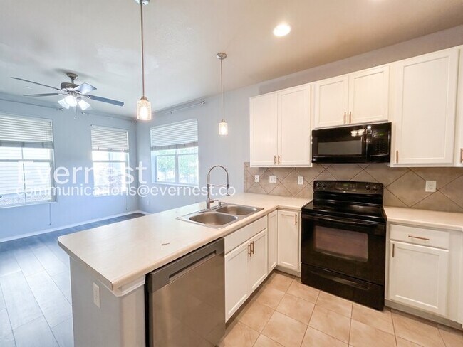 Photo - 3 Bed/2.5 Bath Townhome with Modern Amenities / Available Now!