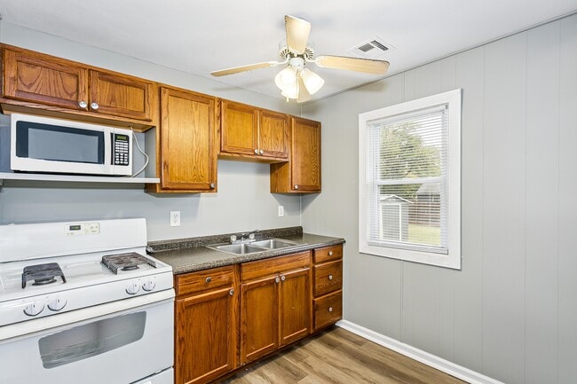 Photo - 2925 E Maplewood Dr