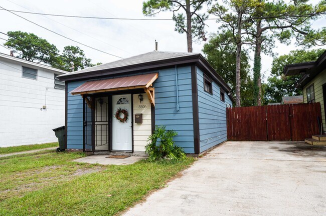 Exterior - 3506 Barnard St House Unit 3506