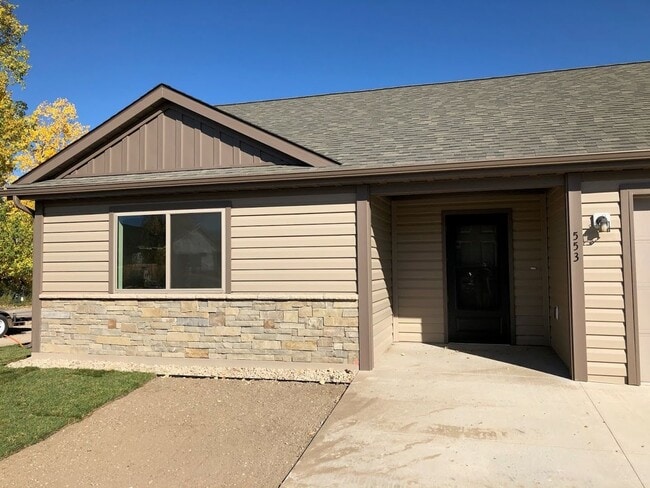 Building Photo - 2 BED/2 BATH/ 2 CAR GARAGE Rental
