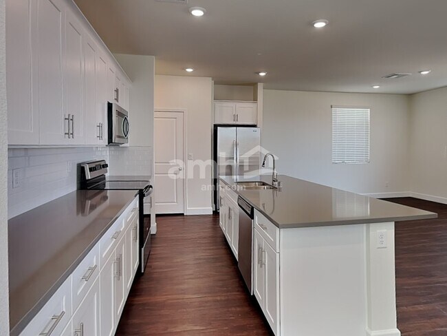 Photo - 872 Longwood Gdns St