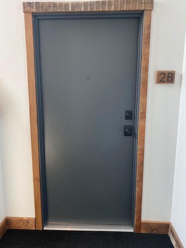 Entrance to 2D - 403 Main St Apartamentos