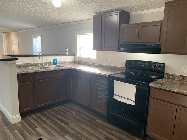 EAT IN KITCHEN WITH NEW APPLIANCES! - 154 NW Alpata Ct Casa Unidad 1