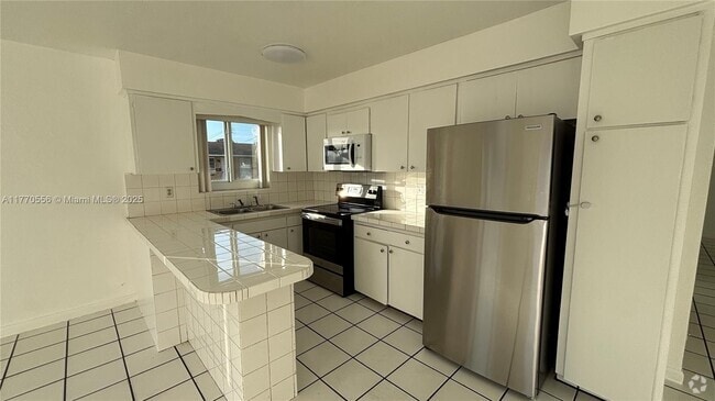 Building Photo - 327 NE 1st St Unit 1 Rental