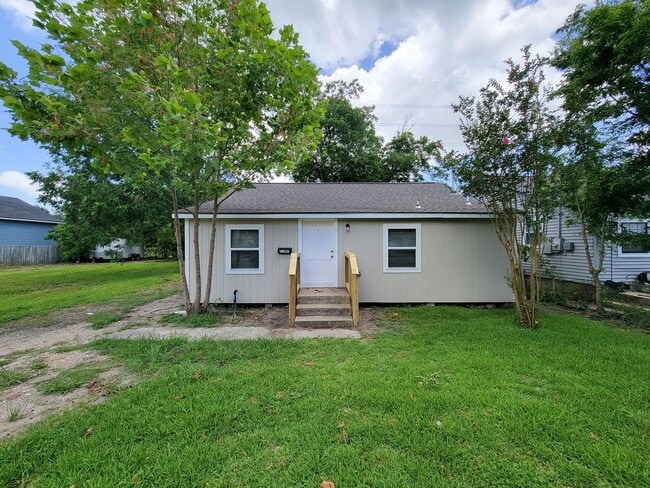 Building Photo - BEAUTIFUL REMODELED 3 BEDROOM 2 BATH IN LA... Rental