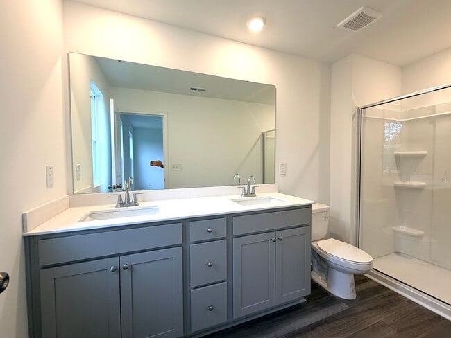 Photo - ~~ Luxurious End Unit 3-bedroom Townhome ~~