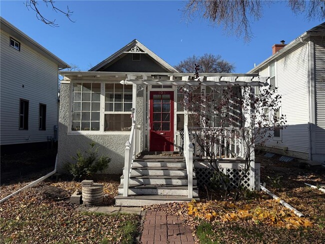 Building Photo - 803 7th St S