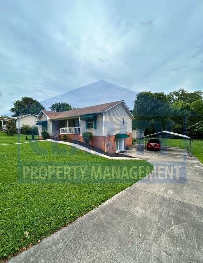 Unique three bedroom! - Unique three bedroom! House