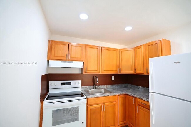 Building Photo - 16117 NE 19th Ct Unit 4