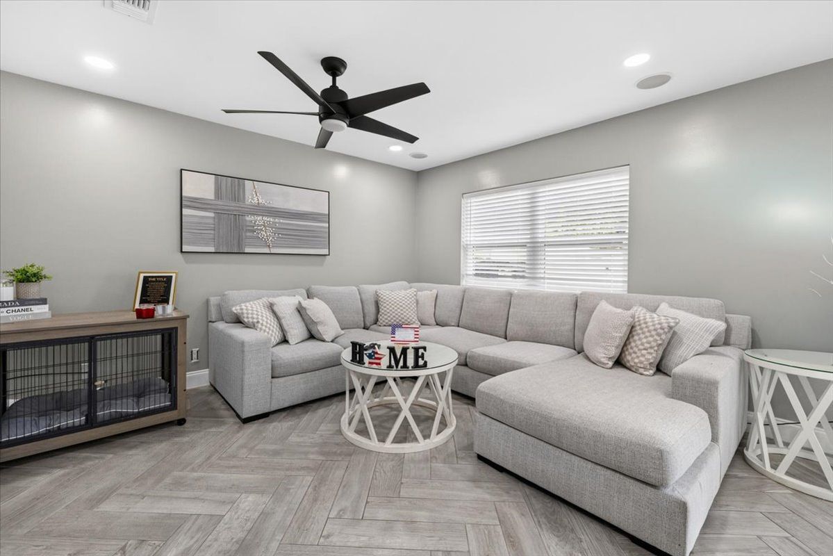 Photo - 172 Manor Cir