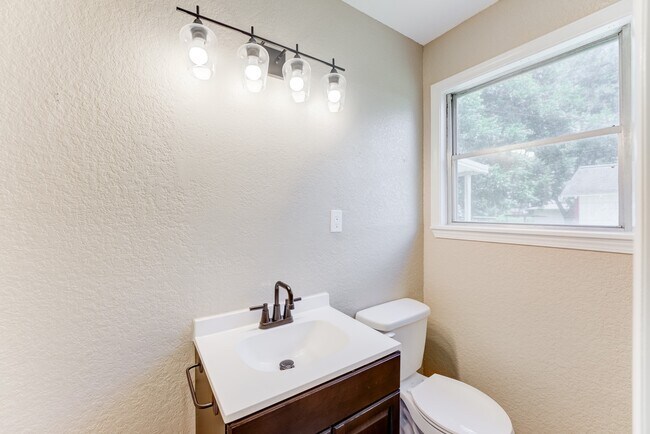 Photo - 305 Yaupon St