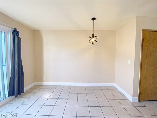 Photo - 894 Rhinegold Way